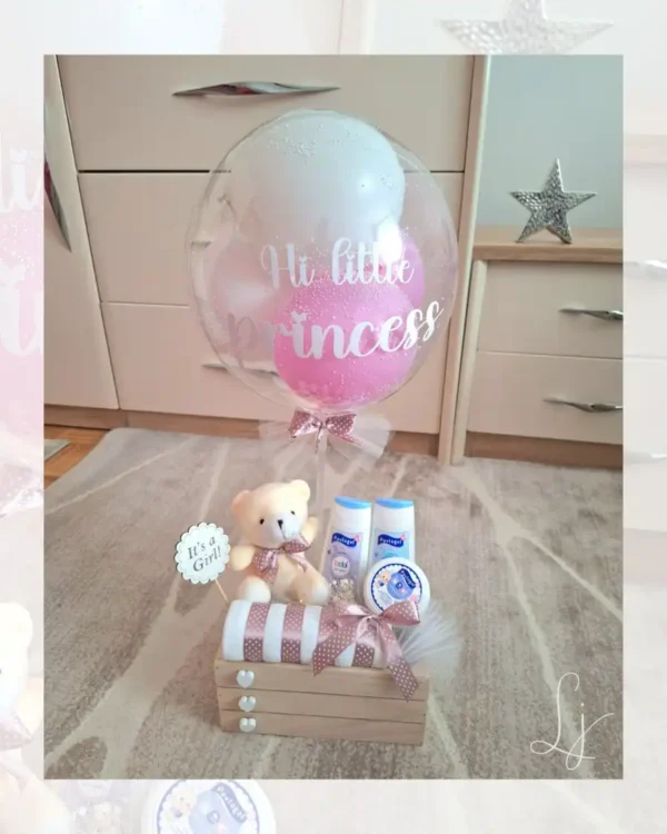 Premium Baby Set – Pink Princess Roze poklon set za devojčicu u drvenoj gajbici sa personalizovanim balonom, plišanim medom i bebi kozmetikom.