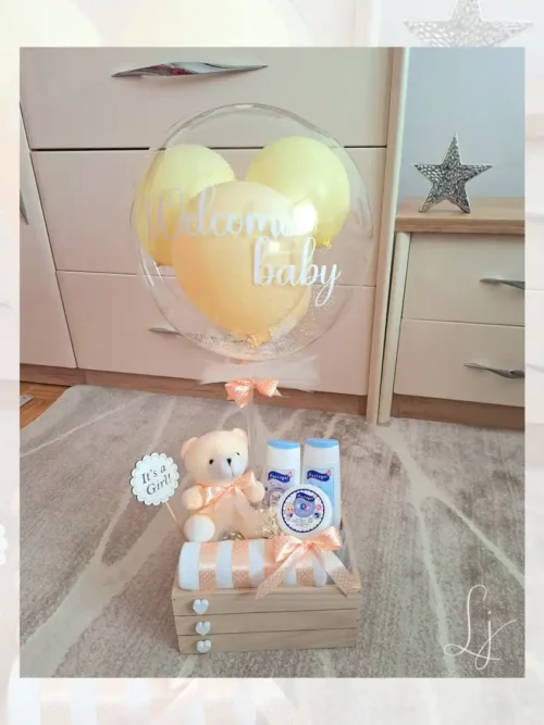 Premium Baby Set – Sunshine Welcome Žuti poklon set za bebe u drvenoj gajbici sa personalizovanim balonom, plišanim medom i dečijom kozmetikom.