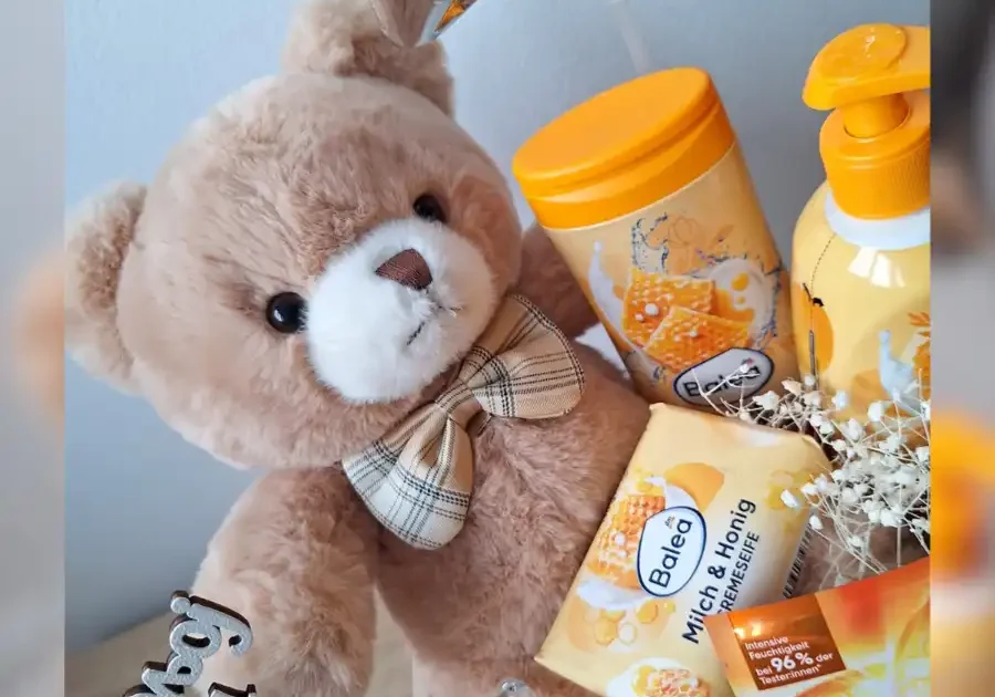 Plišani meda u krem tonovima detalj slike